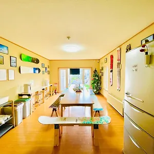  Homestay Yellow House Niseko Japan